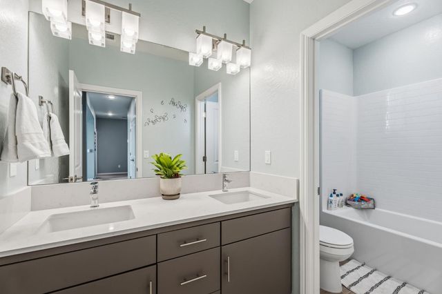 952 Pinnacle Drive W, Madera, CA 93636