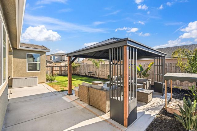 952 Pinnacle Drive W, Madera, CA 93636