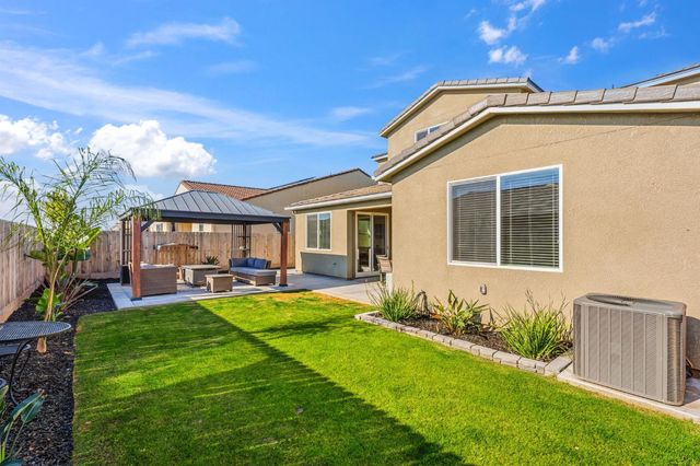 952 Pinnacle Drive W, Madera, CA 93636