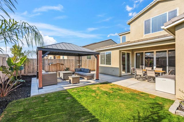 952 Pinnacle Drive W, Madera, CA 93636