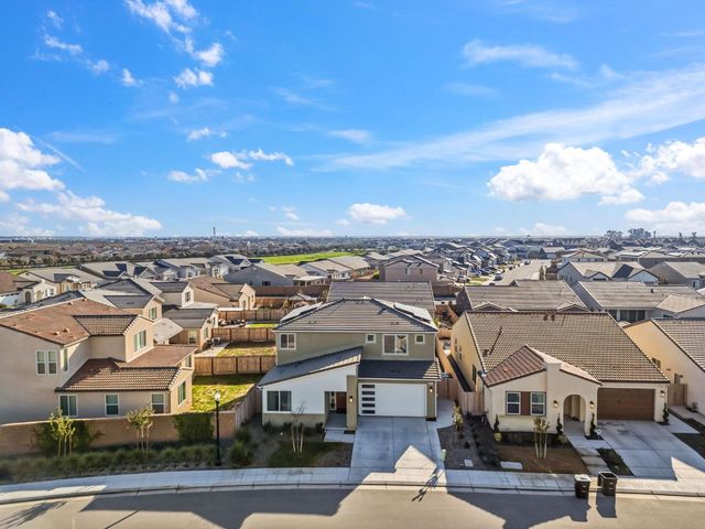 952 Pinnacle Drive W, Madera, CA 93636