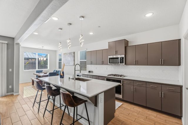 952 Pinnacle Drive W, Madera, CA 93636