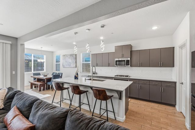 952 Pinnacle Drive W, Madera, CA 93636