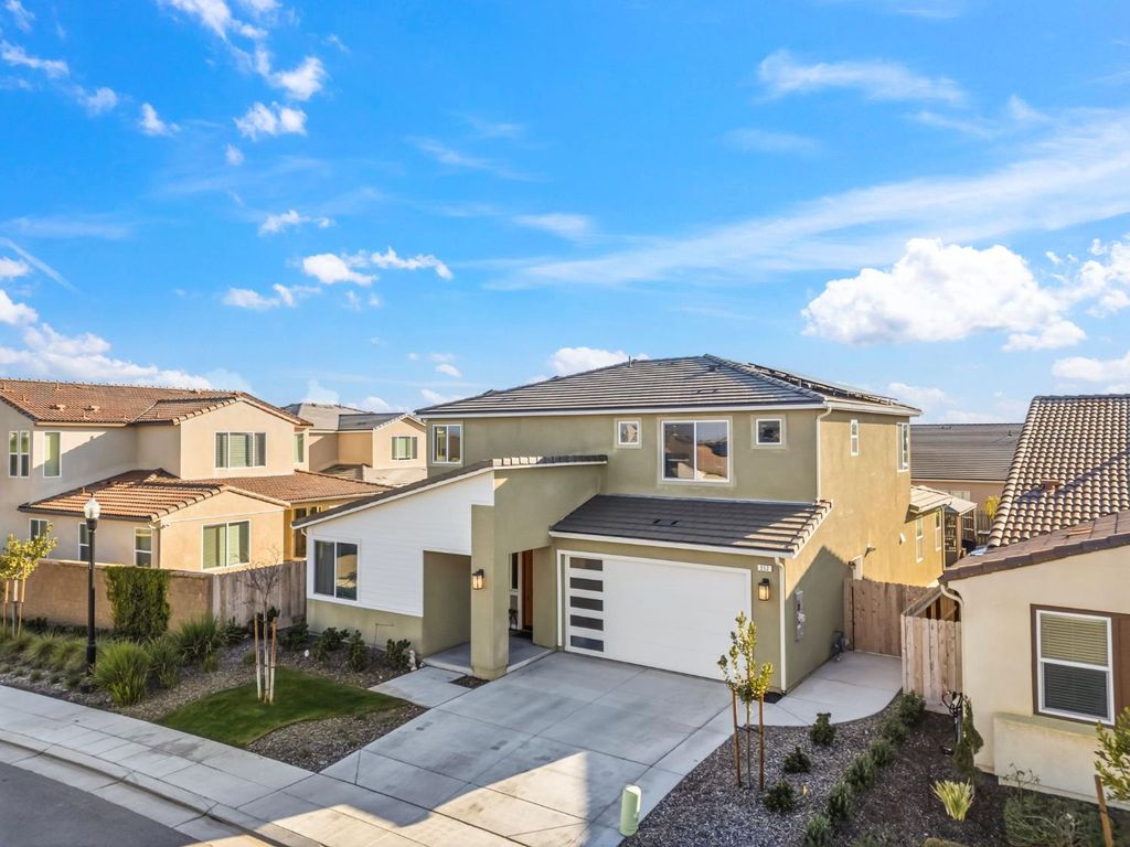 952 Pinnacle Drive W, Madera, CA 93636