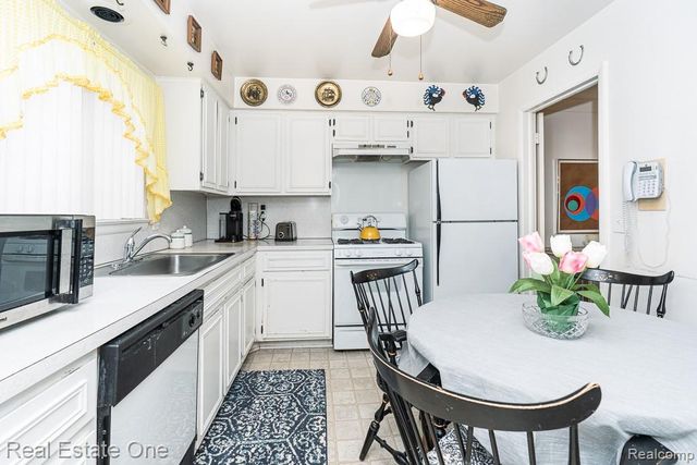 409 Fox Hills Drive N 95, Bloomfield Hills, MI 48304