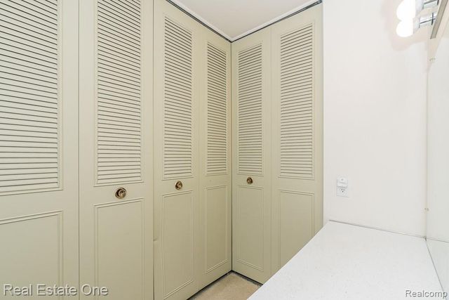 409 Fox Hills Drive N 95, Bloomfield Hills, MI 48304