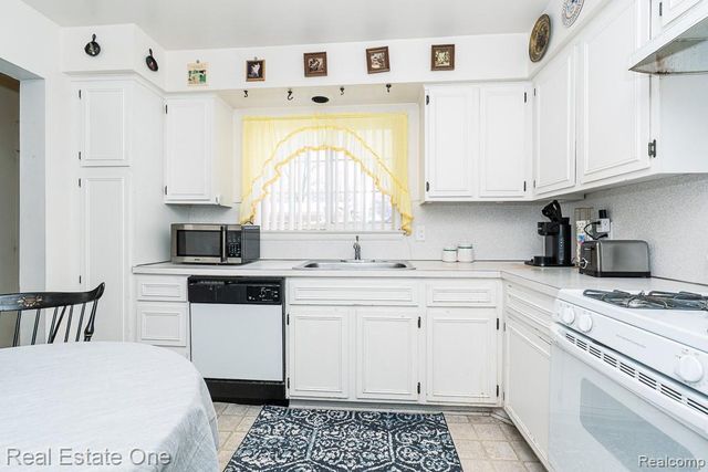 409 Fox Hills Drive N 95, Bloomfield Hills, MI 48304