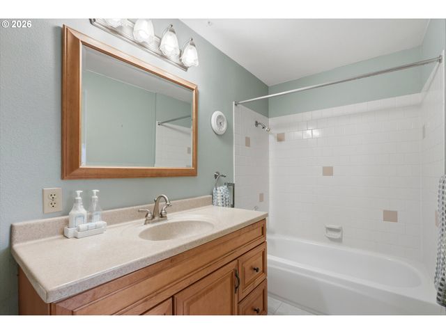 3001 Se BLAIRMONT Dr, Vancouver, WA 98683