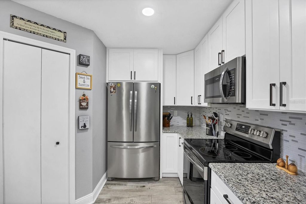 Image 11 of property listing at 11302 3RD AVENUE E, Bradenton, FL 34212
