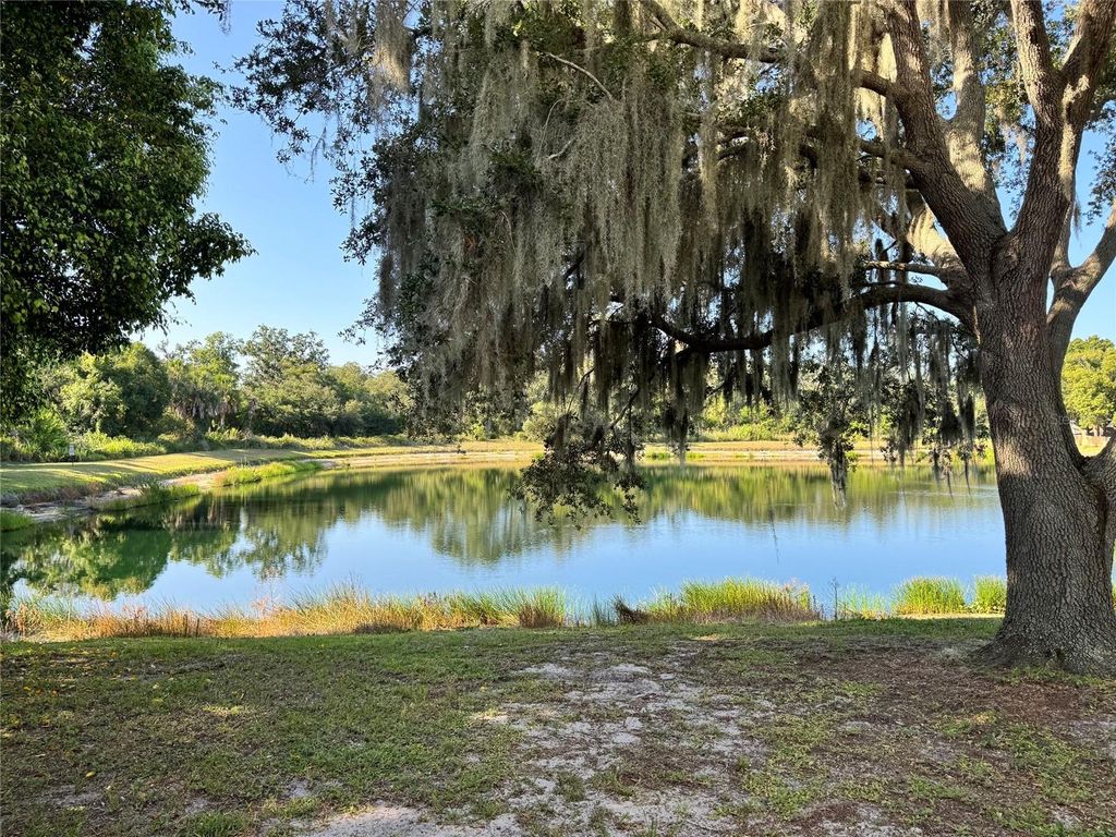 Image 14 of property listing at 11302 3RD AVENUE E, Bradenton, FL 34212