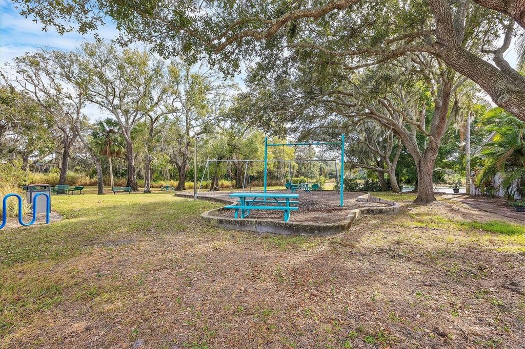 Image 32 of property listing at 11302 3RD AVENUE E, Bradenton, FL 34212