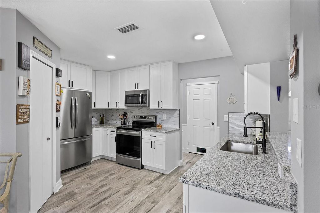Image 5 of property listing at 11302 3RD AVENUE E, Bradenton, FL 34212