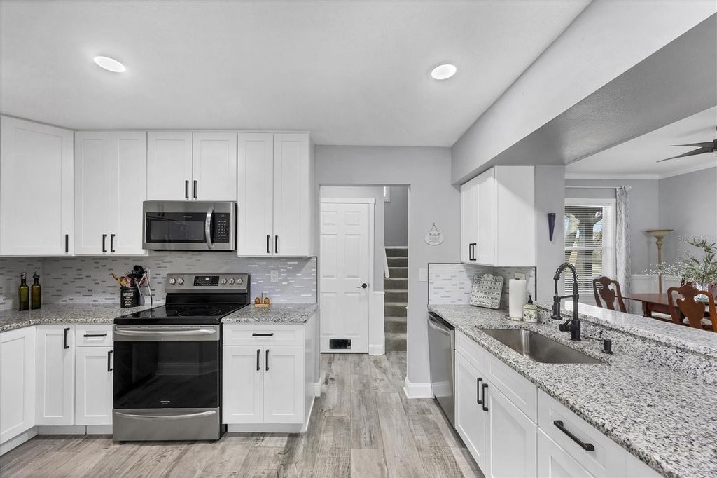 Image 10 of property listing at 11302 3RD AVENUE E, Bradenton, FL 34212