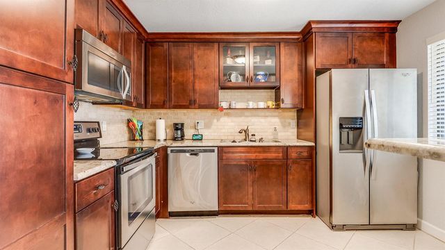 303 Lakeview Drive 102, Weston, FL 33326