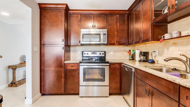 303 Lakeview Drive 102, Weston, FL 33326