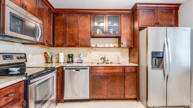 303 Lakeview Drive 102, Weston, FL 33326