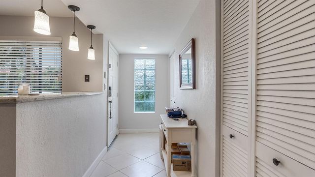 303 Lakeview Drive 102, Weston, FL 33326