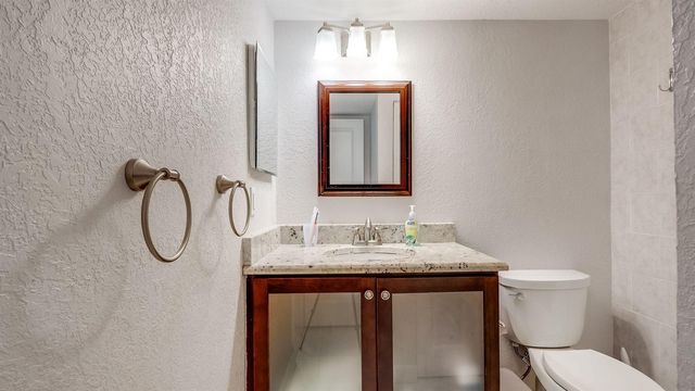 303 Lakeview Drive 102, Weston, FL 33326