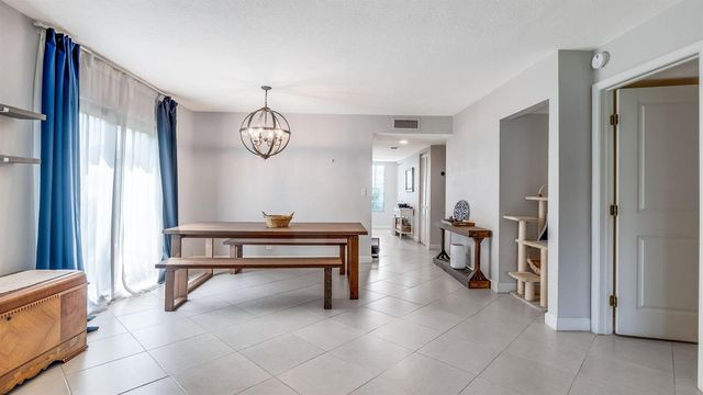 303 Lakeview Drive 102, Weston, FL 33326