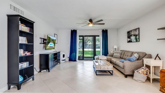303 Lakeview Drive 102, Weston, FL 33326