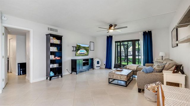 303 Lakeview Drive 102, Weston, FL 33326