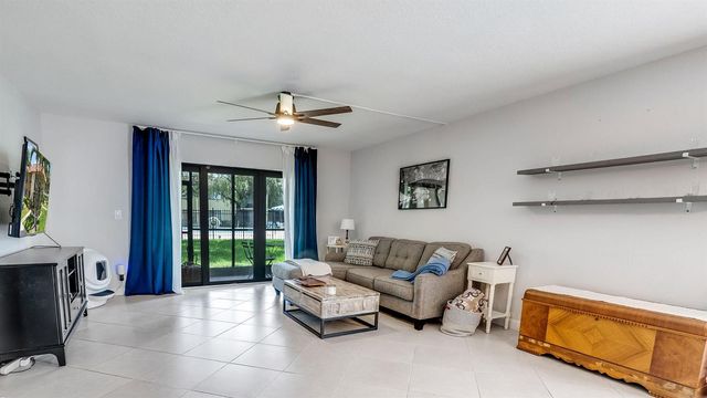 303 Lakeview Drive 102, Weston, FL 33326