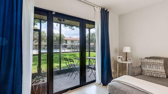 303 Lakeview Drive 102, Weston, FL 33326