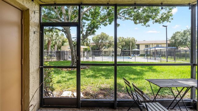 303 Lakeview Drive 102, Weston, FL 33326