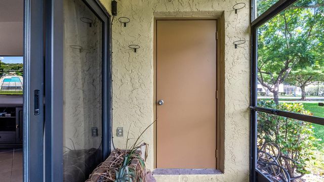 303 Lakeview Drive 102, Weston, FL 33326