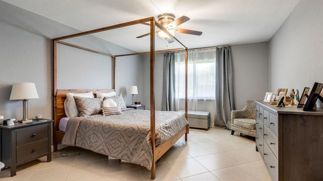 303 Lakeview Drive 102, Weston, FL 33326