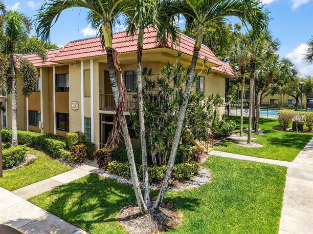 303 Lakeview Drive 102, Weston, FL 33326