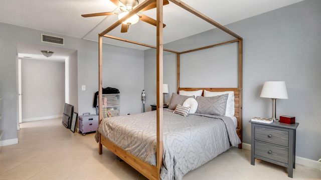 303 Lakeview Drive 102, Weston, FL 33326