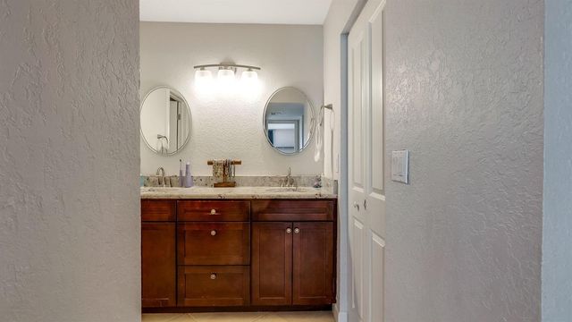 303 Lakeview Drive 102, Weston, FL 33326