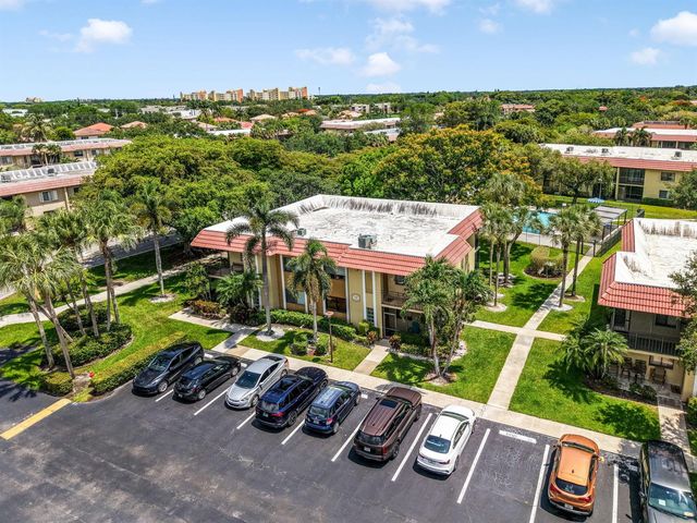 303 Lakeview Drive 102, Weston, FL 33326