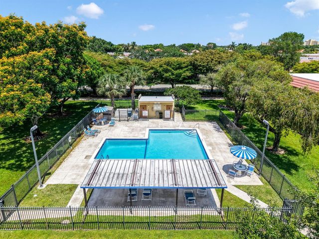 303 Lakeview Drive 102, Weston, FL 33326