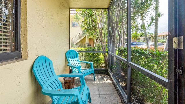 303 Lakeview Drive 102, Weston, FL 33326