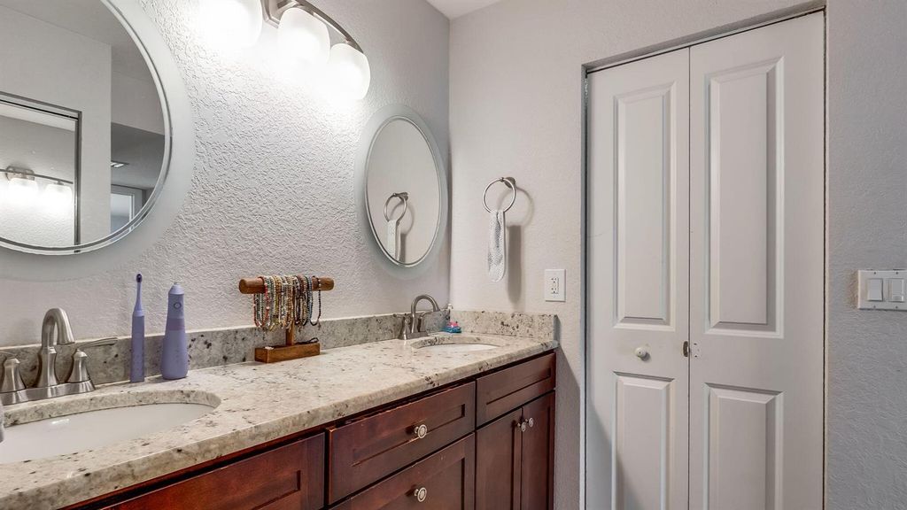 303 Lakeview Drive 102, Weston, FL 33326