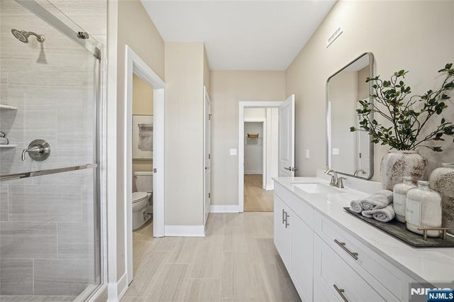 22 Arlington Place, Oakland, NJ 07036