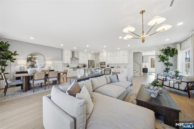 22 Arlington Place, Oakland, NJ 07036