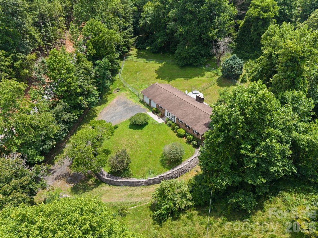 528 Baccus Siding Road, Green Mountain, NC 28740