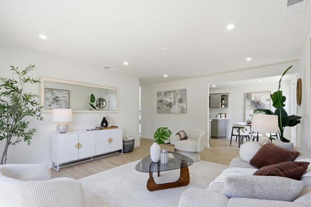 1091 W Latimer Avenue, Campbell, CA 95008