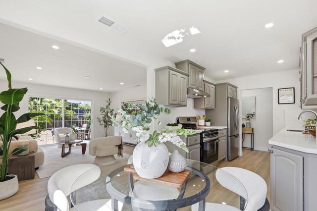 1091 W Latimer Avenue, Campbell, CA 95008