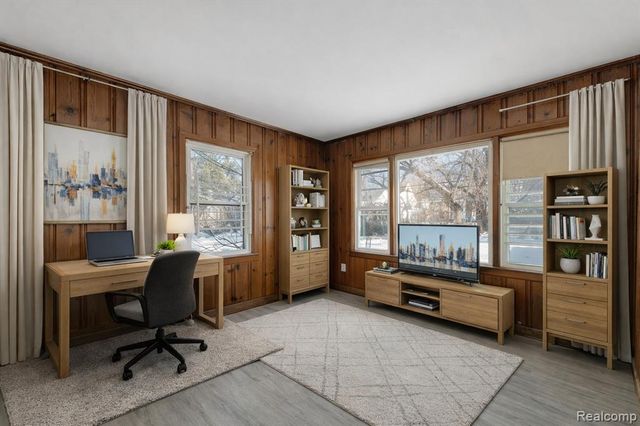18704 Sunderland Road, Detroit, MI 48219