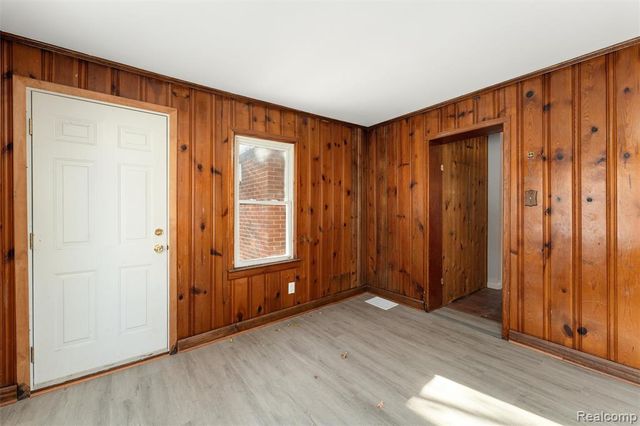 18704 Sunderland Road, Detroit, MI 48219