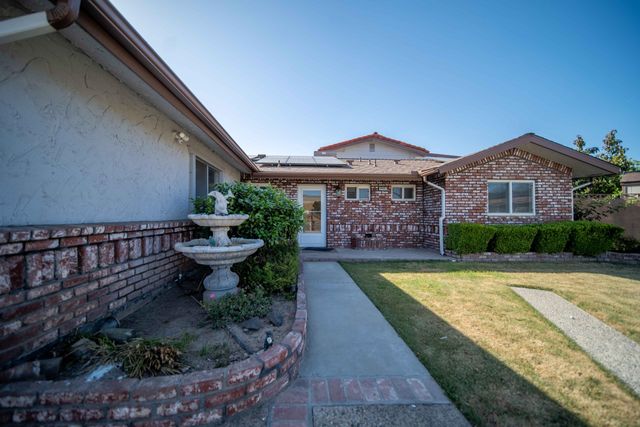 4421 N Woodrow Avenue, Fresno, CA 93726
