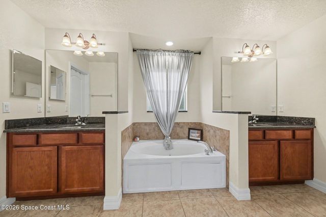 992 Coquina Street SE, Palm Bay, FL 32909