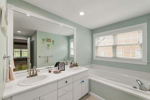 32 Drakes Landing, Hampton, NH 03842