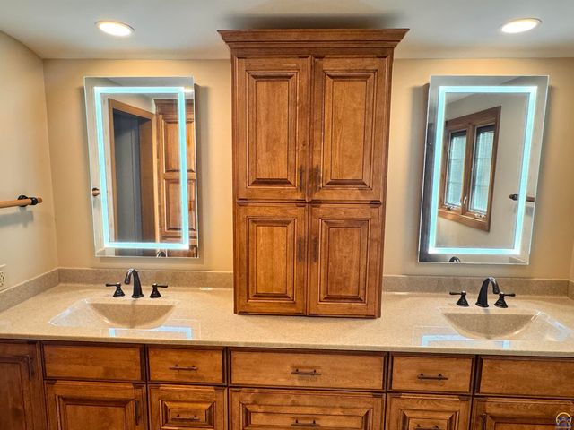 1100 SW 29th ST, Topeka, KS 66611