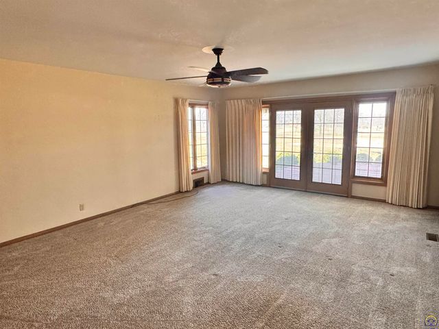 1100 SW 29th ST, Topeka, KS 66611