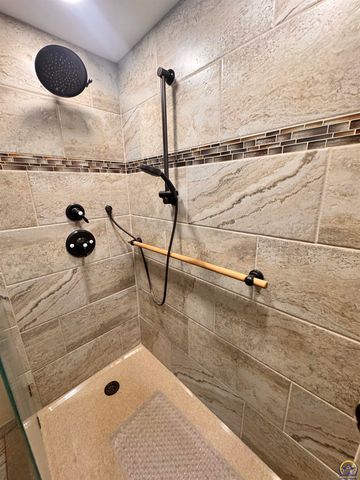 1100 SW 29th ST, Topeka, KS 66611